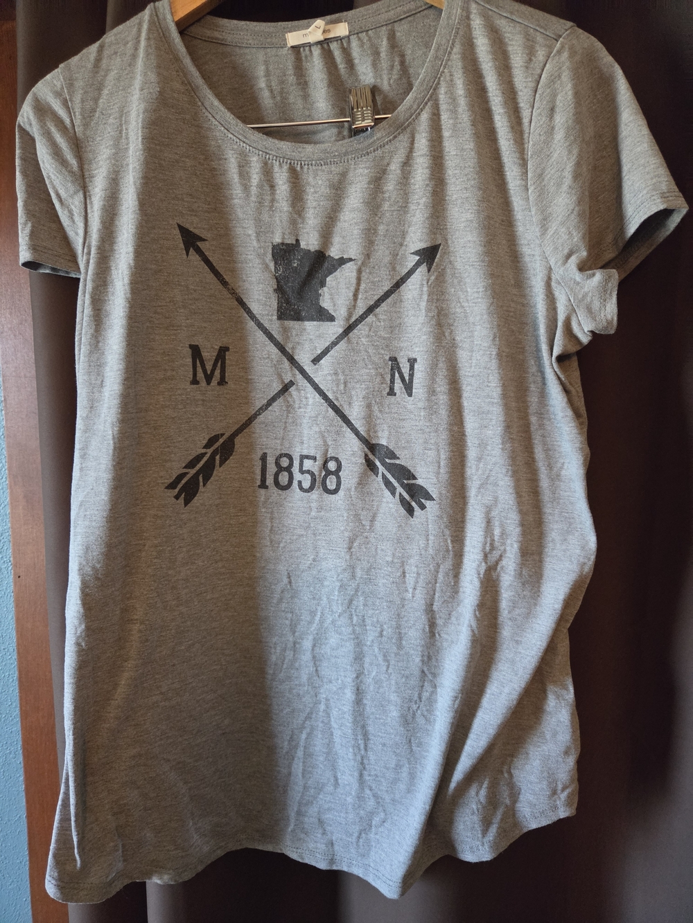 Maurices Gray Short-Sleeve Graphic Tee with MN Arrow Design